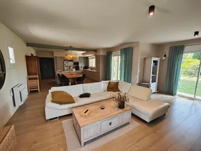 a living room with a white couch and a coffee table at Instant parfait en Provence Villa 4 personnes parc piscine privatifs in Monteux