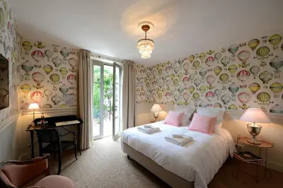 a bedroom with a bed and a wall of plates at Grand Hôtel Henri - Teritoria in LʼIsle-sur-la-Sorgue