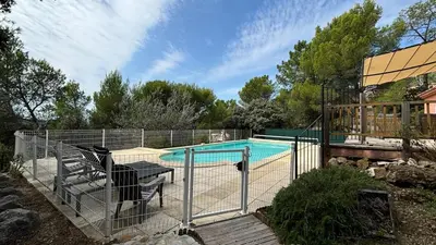 a swimming pool with a fence around it at Jolie maison avec piscine , proche du centre de Bédoin in Bédoin