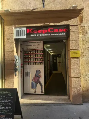 a store window with a picture of a man holding a suitcase at Charmant Appartement Aixois in Aix-en-Provence