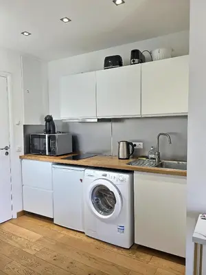 a kitchen with a washing machine and a microwave at Studio centre Aix - Climatisé avec terrasse in Aix-en-Provence