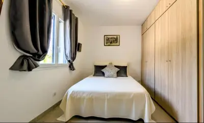 a living room with a couch and a table at Entre village et campagne in Velleron