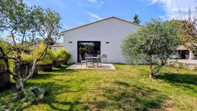 a white building with a yard with trees at Entre village et campagne in Velleron
