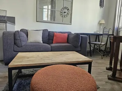 a living room with a couch and a table at Duplex entre Palais de justice et Cours Mirabeau, Climatisation in Aix-en-Provence