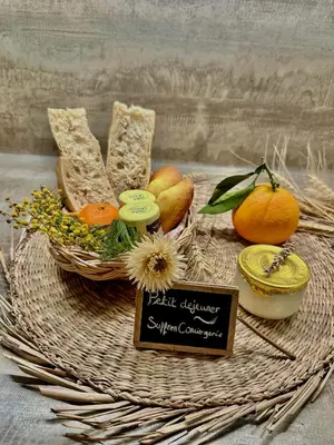 a basket of food with bread and fruit and a sign at - Élégant cocon au cœur du centre historique - in Aix-en-Provence