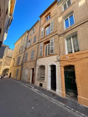 an empty street in front of a building at T2 Duplex climatisé Suite et canapé-lit Aix centre in Aix-en-Provence