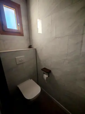 a small bathroom with a toilet and a window at Villa provençale Les Agapanthes in Saint-Saturnin-les-Apt