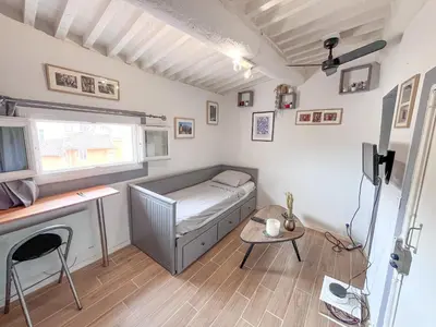 a small room with a bed and a table at Studio coeur de ville, rue Papassaudi in Aix-en-Provence
