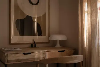 a desk with a lamp and a chair in a room at Maison Rosalie in Carpentras