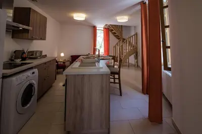 a kitchen with a sink and a washing machine at Maison de village au cœur d'Eyguières Alpilles in Eyguières