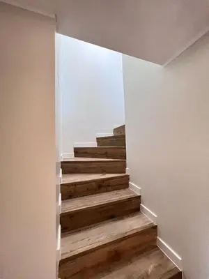 a stair case with wooden stairs in a room at La Terrasse, 2 chambres, hyper centre in Aix-en-Provence