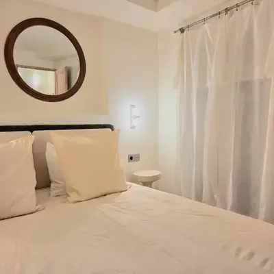Logement elegant avec patio prive et climatisation