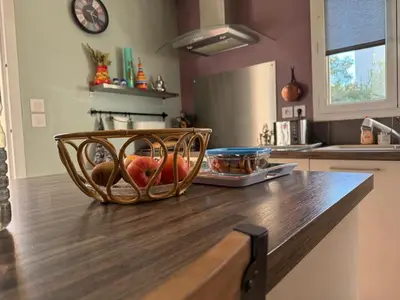 a basket of fruit on a counter in a kitchen at Villa Figlio en Provence avec petite piscine in Châteaurenard