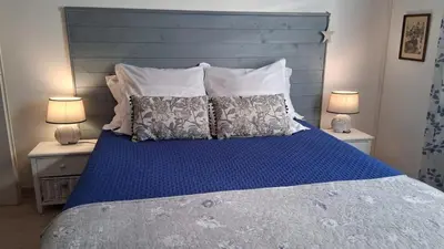 a bedroom with a blue bed with two lamps at Villa Figlio en Provence avec petite piscine in Châteaurenard