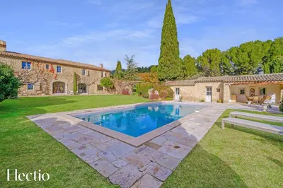 a house with a swimming pool in the yard at Domaine Arterra I Parc privé, Piscine & Tennis in Lauris