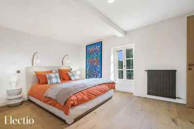 a bedroom with a large bed and a window at Domaine Arterra I Parc privé, Piscine & Tennis in Lauris