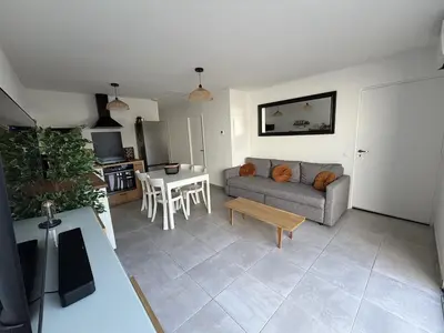 a swimming pool with chairs and a couch next to it at Charmante Maisonnette T3 avec Jardin Privé in La Motte-dʼAigues