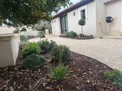 a garden in front of a house at Charmant appartement T2 cosy avec piscine in Mollégès