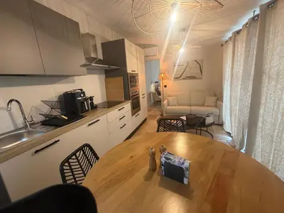 a kitchen and dining room with a table in a room at Charmant appartement T2 cosy avec piscine in Mollégès