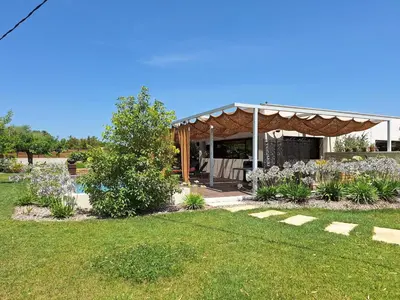 a pavilion in a garden with flowers in a yard at Villa 5 étoiles, 6 personnes in LʼIsle-sur-la-Sorgue