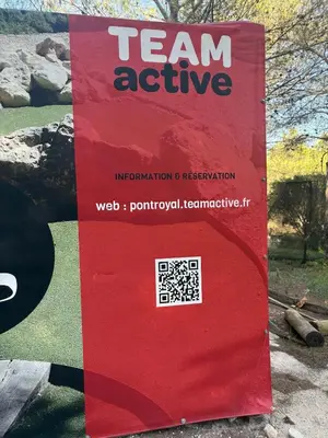 a red sign with the words team active on it at Appartement domaine de Pont Royal in Mallemort
