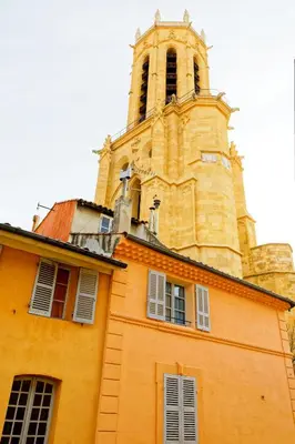an orange building with a tower and a church at Appartement 1 chambre, 2 lits, vue Cathédrale in Aix-en-Provence