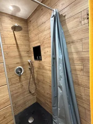 a shower with a shower curtain in a bathroom at Appartement Turandot, 1 chambre, près du Cours Mirabeau in Aix-en-Provence