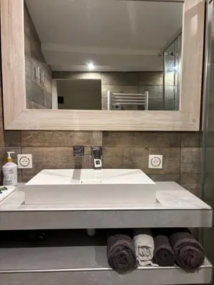 a bathroom with a white sink and a mirror at Appartement Lotus Rouge, 2 chambres, proche Mairie in Aix-en-Provence