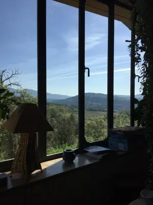 a room with a window with a lamp and a view at Belle villa avec piscine, belle vue, calme absolu in Apt