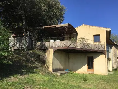 a house with a balcony on the side of it at Belle villa avec piscine, belle vue, calme absolu in Apt