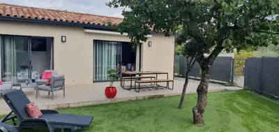 a yard with a table and chairs and a tree at Villa Npda in Carpentras