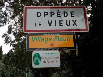 a sign that reads ape le view and village fight at Mas De Hameau in Oppède
