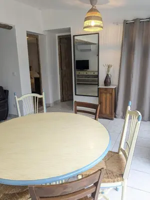 a table and chairs in a living room at Le gîte du domaine de Sinaca Villa in Sénas