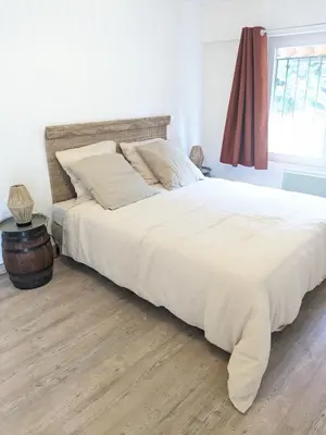a bedroom with a large white bed and a window at Le gîte du domaine de Sinaca Villa in Sénas