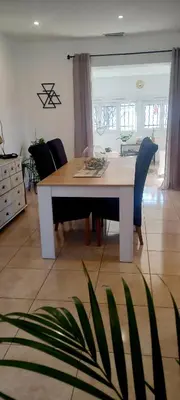 a white table and chairs in a living room at Le Colibri Très belle maison près d'Avignon in Carpentras