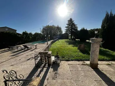 a park with benches and the sun in the sky at Villa Papillon in Monteux