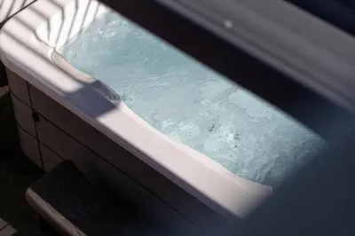 a glass window of a bath tub with water at Bella Vita Outdoor Jacuzzi in LʼIsle-sur-la-Sorgue