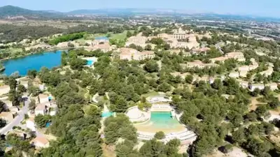 an aerial view of a mansion with a lake at La Bastide du Golfeur, Jardin et Piscine in Mallemort