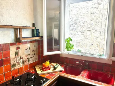 a kitchen counter with a sink and a window at Charmante maison de village avec clim et parking à proximité d'Aix-en-Provence in Éguilles