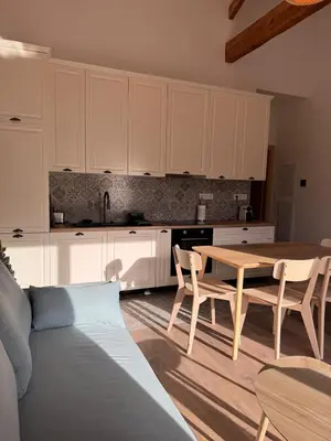 a kitchen with a table and chairs in a room at Esprit Lubéron, La Lavande, logement entier in Le Thor