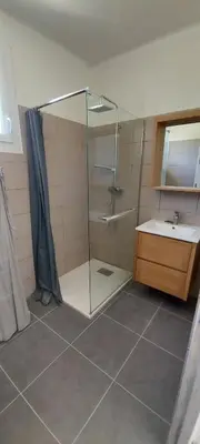 a bathroom with a shower and a sink at Le gîte des granges in Bédoin