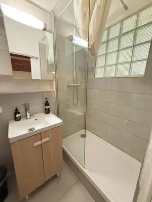 a bathroom with a shower and a sink at L'essentiel - Studio cosy au cœur du centre ville historique d'Aix-en-Provence in Aix-en-Provence