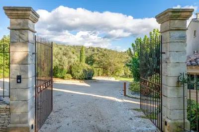 an entrance to a gate with an iron fence at Bastide de Guby in Saint-Saturnin-les-Apt