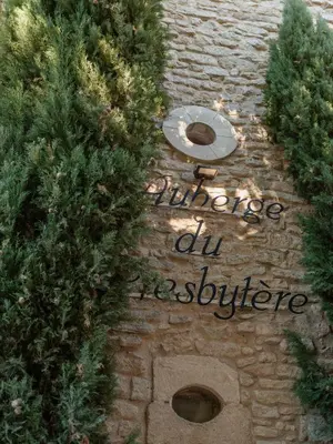 a stone path with a sign that reads welcome all thebuimeters at Auberge du Presbytère in Saignon