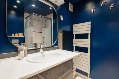 a bathroom with a sink and a mirror at Appartement Aix centre ville in Aix-en-Provence