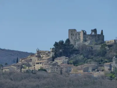 a village with a castle on a hill at Apartment Morard - Bonnieux Appt Les Ocres by Interhome in Bonnieux
