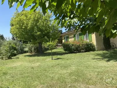 a tree in the yard of a house at Villa en Provence in Le Thor