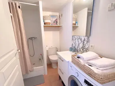 a bathroom with a toilet and a sink and a washing machine at Maison cosy avec parking privé proche centre Aix en Provence in Aix-en-Provence