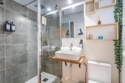 a bathroom with a sink and a shower at Le Petit Saint Esprit, centre, calme, lumineux in Aix-en-Provence