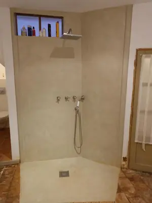 a shower with a hose in a bathroom at La maison de la lumière in Cucuron